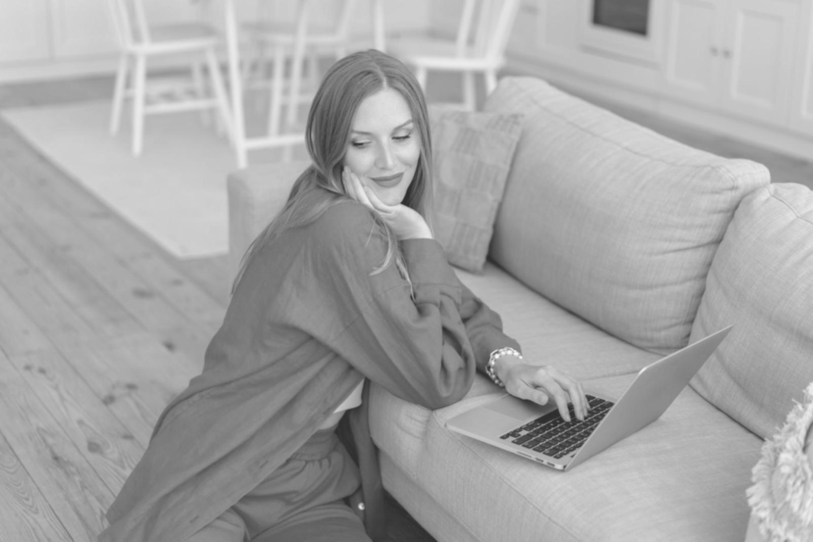 Команда обсуждает стратегические решения в современном офисе